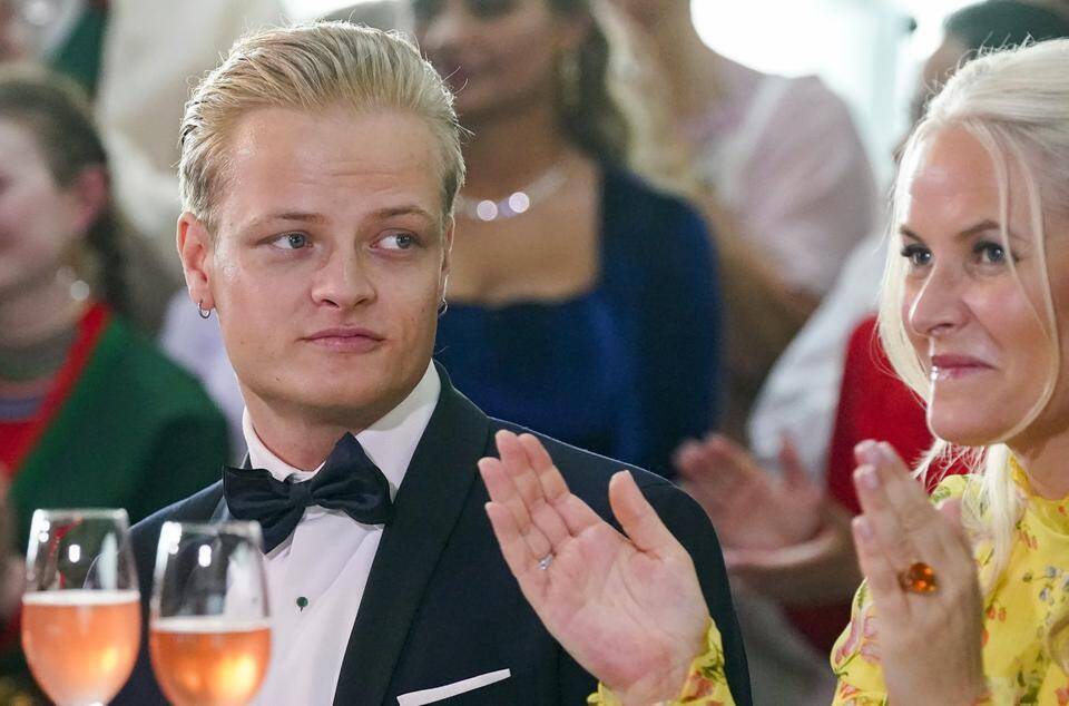 Norjalainen media: Tutkintavankeudessa oleva Marius Borg Høiby saapui vierailemaan sairaana olevan kuninkaan luona. 1