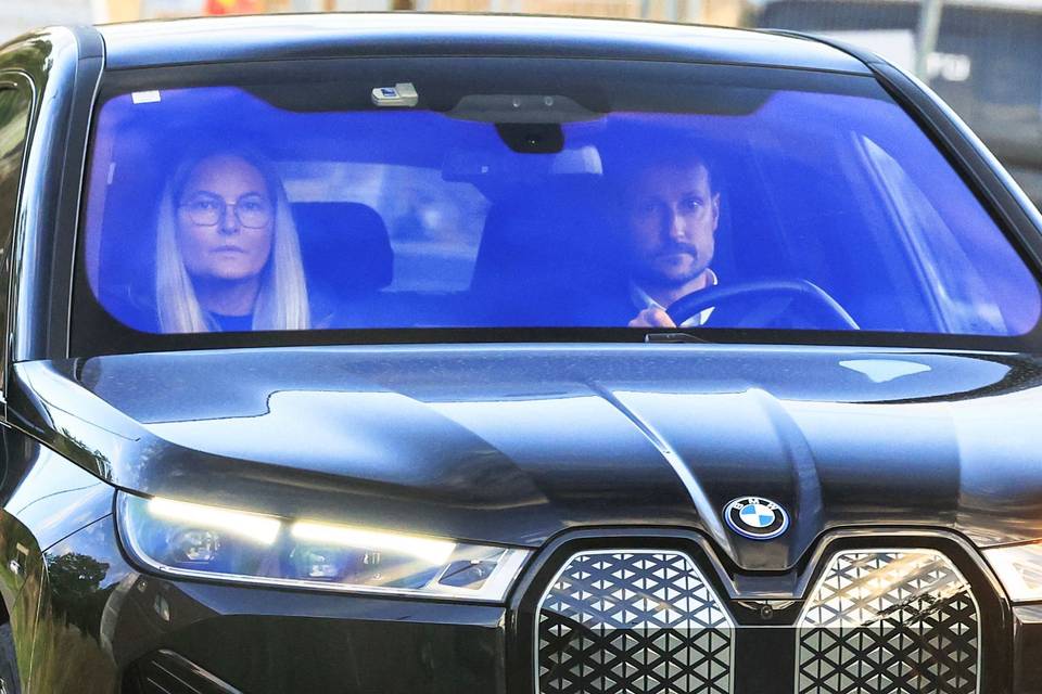 Norjan kruununprinssi ja -prinsessa palasivat sairaalaan kuningas Haraldin luo – hänen tilansa on edelleen erittäin kriittinen. Norjan kruununprinssi ja -prinsessa palasivat sairaalaan kuningas Haraldin luo – hänen tilansa on edelleen erittäin kriittinen. 1