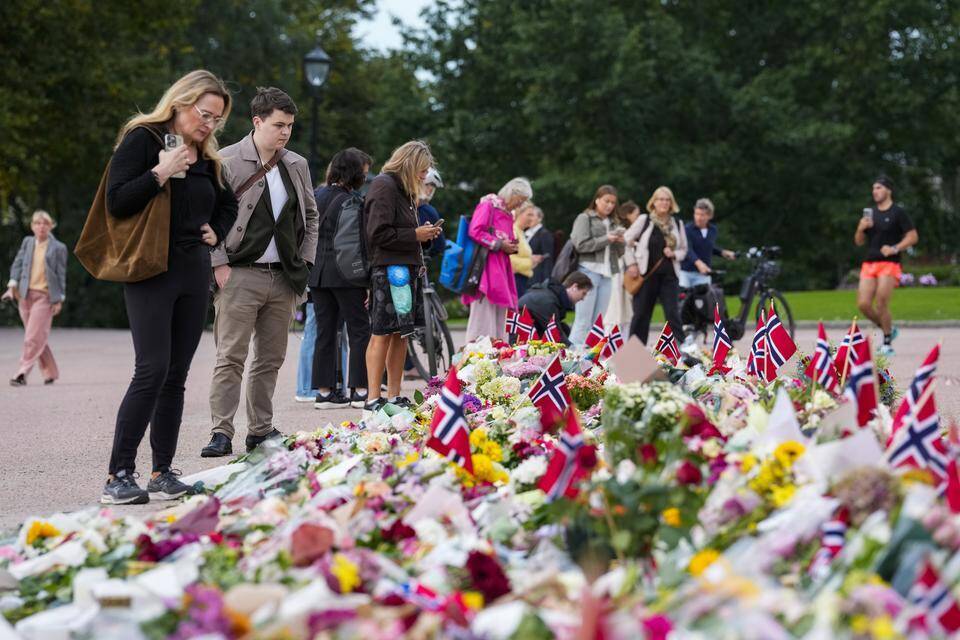 Norjan suru kuninkaan poismenon johdosta – katso liikuttavat kuvat 1