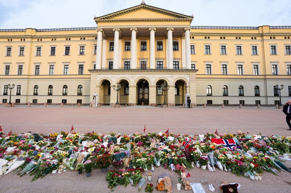 Norjan suru kuninkaan poismenon johdosta – katso liikuttavat kuvat 3