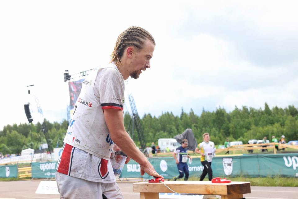 Ojanaho varmisti Suomen kolmannen sijan miesten viestissä suunnistuksen maailmancupissa. Ojanaho varmisti Suomen kolmannen sijan miesten viestissä suunnistuksen maailmancupissa. 1