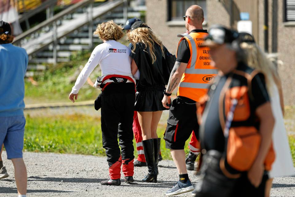Oliver Solbergin kumppani auttoi selkävaivoista miestään Himos-Jämsän erikoiskokeen jälkeen. Oliver Solbergin kumppani auttoi selkävaivoista miestään Himos-Jämsän erikoiskokeen jälkeen. 1