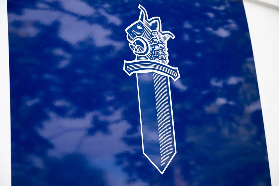 Omakotitalon pihalla heilunut hakaristilippu herätti rikosepäilyn kansanryhmää vastaan kiihottamisesta. 1