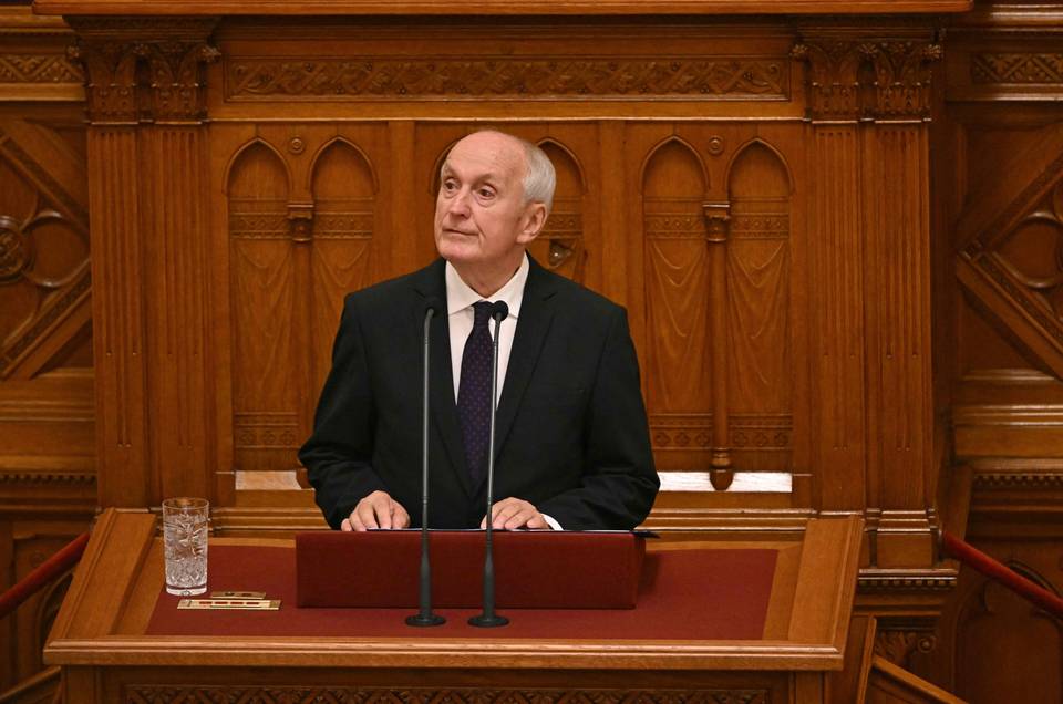 Orbanin kriitikosta tuli Unkarin uusi presidentti – Andras Baka on aiempi Euroopan ihmisoikeustuomioistuimen tuomari. Orbanin kriitikosta tuli Unkarin uusi presidentti – Andras Baka on aiempi Euroopan ihmisoikeustuomioistuimen tuomari. 1