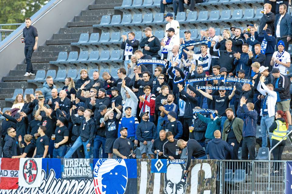 Poliisi ohjasi FC Kööpenhaminan fanin pois Suomesta. Poliisi ohjasi FC Kööpenhaminan fanin pois Suomesta. 1