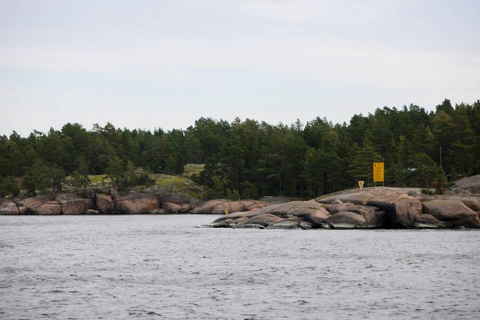 Puolustusvoimat asettaa rajoituksia ilmailulle ja merenkululle Itä-Suomenlahdella. Puolustusvoimat asettaa rajoituksia ilmailulle ja merenkululle Itä-Suomenlahdella. 1
