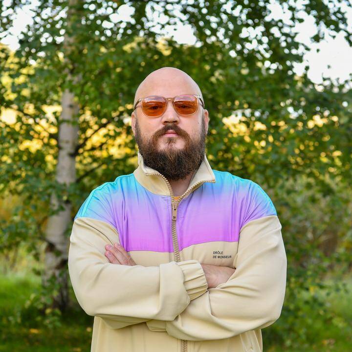 Pyhimys on eronnut Teflon Brothers -yhtyeestä. 2