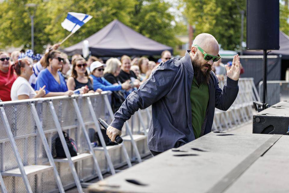 Pyhimystä vastaan on nostettu syytteitä useista rikoksista. Pyhimystä vastaan on nostettu syytteitä useista rikoksista. 1