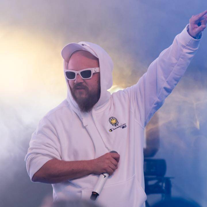 Pyhimystä vastaan on nostettu syytteitä useista rikoksista. Pyhimystä vastaan on nostettu syytteitä useista rikoksista. 4