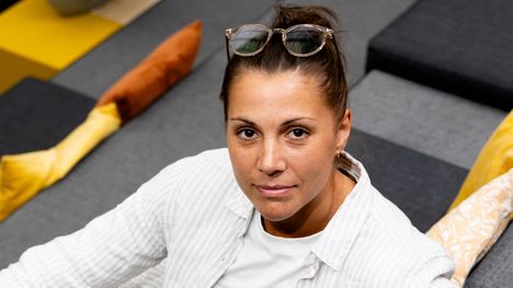 Ranskalainen Athena muutti Suomeen – kiusallinen tilanne juhlissa: ”30 suomalaista katsoi minua, että tuo oli outoa” 1