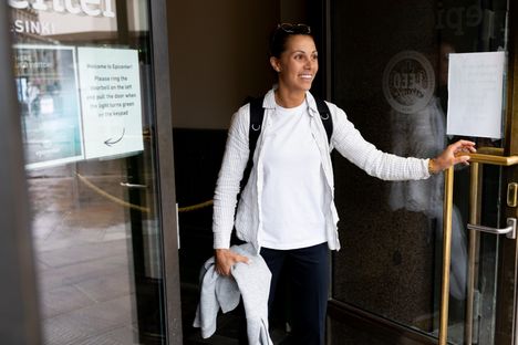 Ranskalainen Athena muutti Suomeen – kiusallinen tilanne juhlissa: ”30 suomalaista katsoi minua, että tuo oli outoa” 3