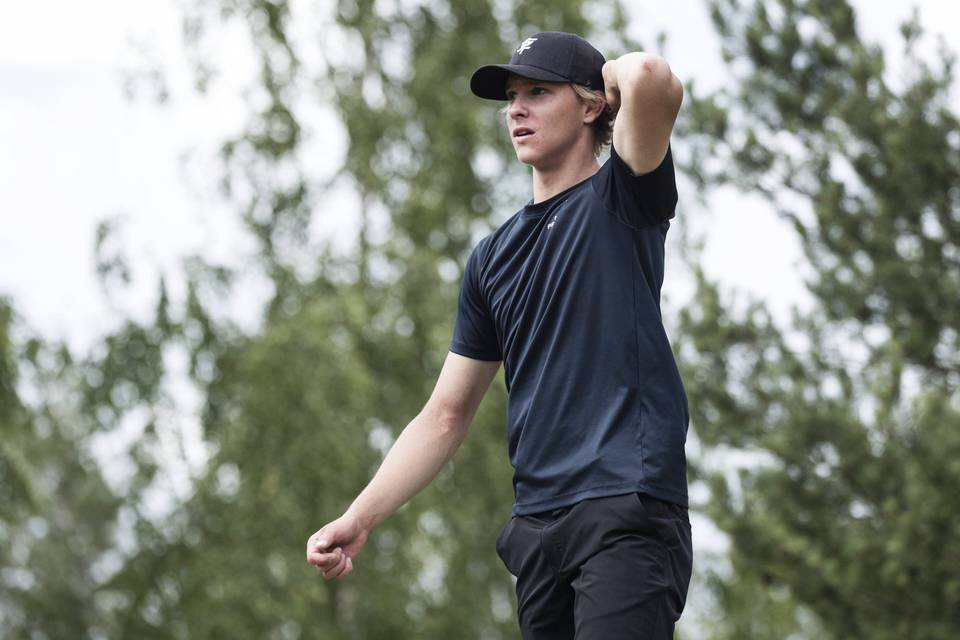 Rasmus Saukkoriipi murtaa Yhdysvaltojen hallintaa frisbeegolfin maailmanmestaruuskilpailuissa. Rasmus Saukkoriipi murtaa Yhdysvaltojen hallintaa frisbeegolfin maailmanmestaruuskilpailuissa. 1