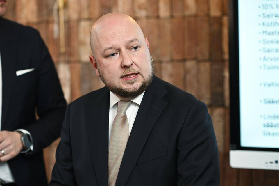 Rikkomuksesta sakotettu kansanedustaja Joona Räsänen pyrki nostamaan saamansa rangaistuksen määrää. Rikkomuksesta sakotettu kansanedustaja Joona Räsänen pyrki nostamaan saamansa rangaistuksen määrää. 1