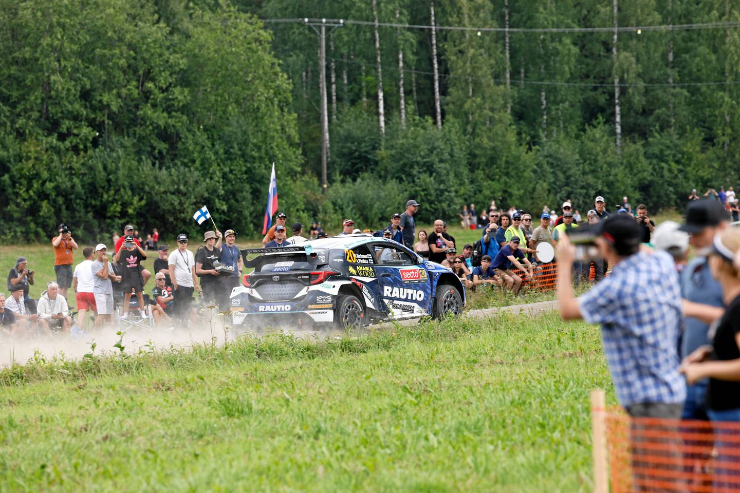 Roope Korhonen ja Jari-Matti Latvala ihmettelivät iltapäivän sateita – Teemu Suninen sai voimakasta arvostelua rengasrikostaan. Roope Korhonen ja Jari-Matti Latvala ihmettelivät iltapäivän sateita – Teemu Suninen sai voimakasta arvostelua rengasrikostaan. 1
