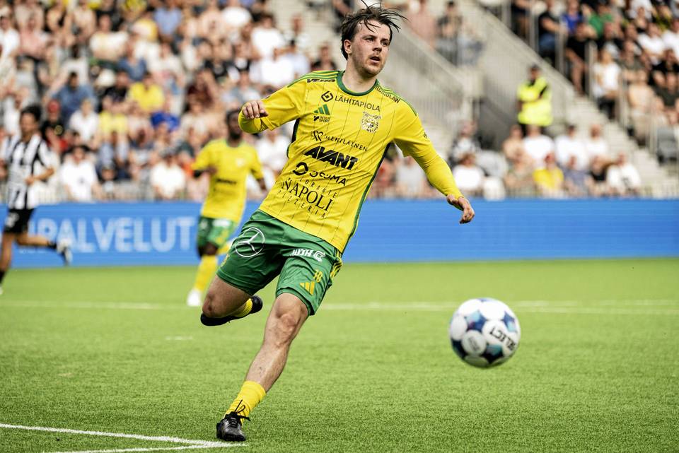 Roope Riski siirtymässä Ilveksestä AC Ouluun. 1