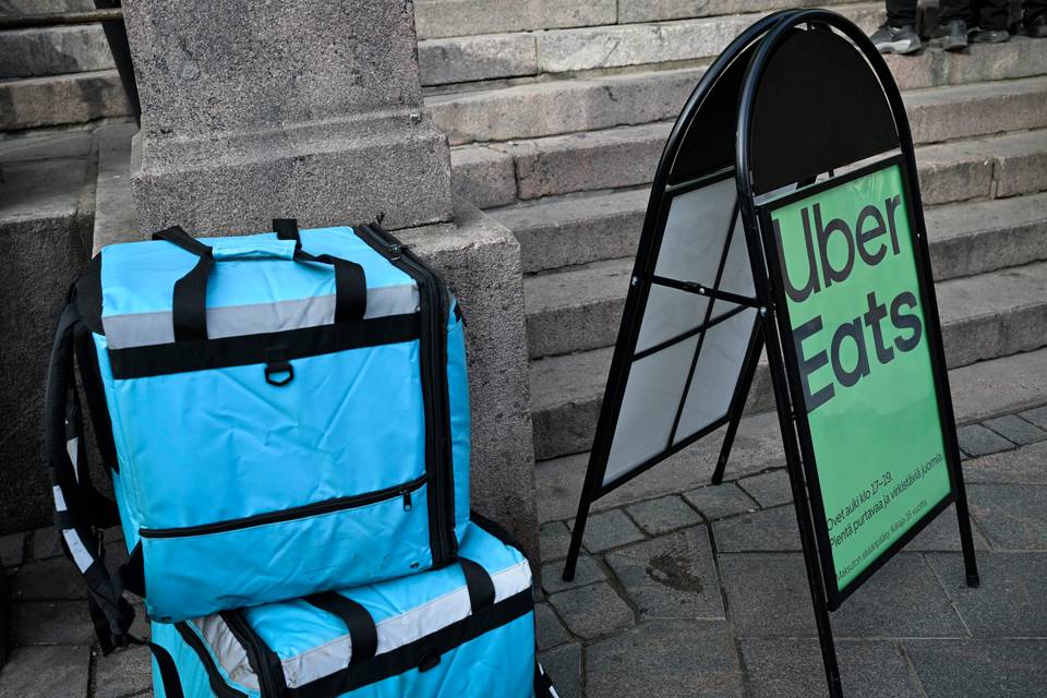 Ruokalähettipalvelu Uber Eats tuo Suomeen kuljetusrobotteja ja laajentaa toimintaansa. Ruokalähettipalvelu Uber Eats tuo Suomeen kuljetusrobotteja ja laajentaa toimintaansa. 1
