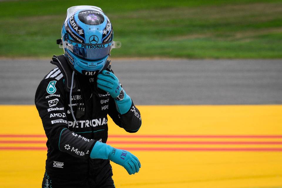 Russell palasi F1-tauolta nopeimpana kuljettajana ja mikrofonin ääreen. 1