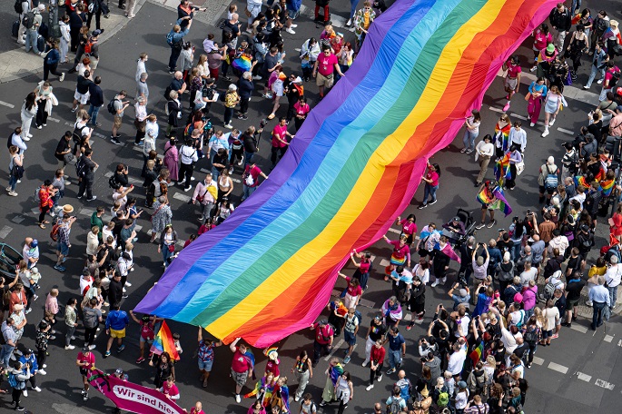 Saksa harkitsee perustuslaillisia suojatoimia LGBT+ -yhteisölle. 1