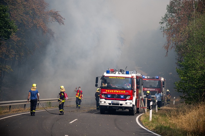 Saksalaiset palomiehet saavat etumatkaa Hürtgenin metsän tulipalon sammutuksessa. 1