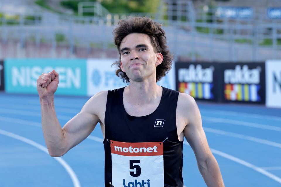 Santtu Heikkinen teki uuden ennätyksen 3 000 metrillä. Santtu Heikkinen teki uuden ennätyksen 3 000 metrillä. 1