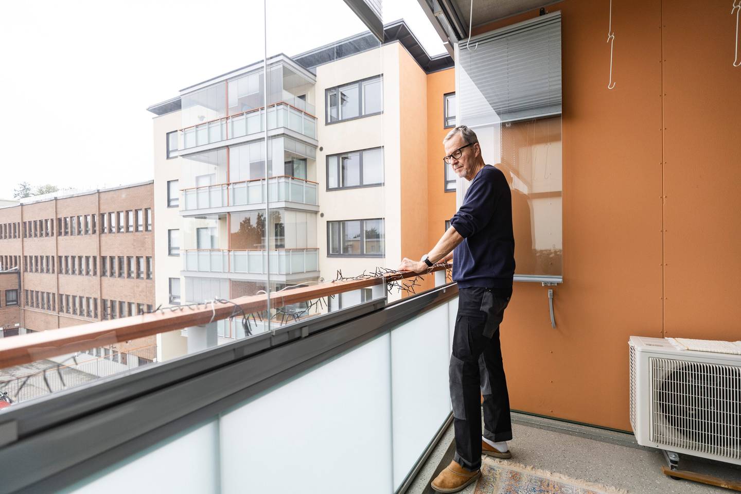Satojatuhansia lasisia parvekekaiteita ei välttämättä ole suunniteltu kestämään ihmisen iskuja. 1