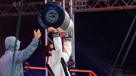 Sebastian Aho toi Stanley Cupin Qstockin lavalle – yleisö villiintyi 4 Sebastian Aho toi Stanley Cupin Qstockin lavalle – yleisö villiintyi 3