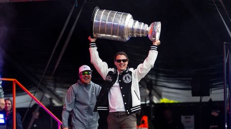 Sebastian Aho toi Stanley Cupin Qstockin lavalle – yleisö villiintyi 6 Sebastian Aho toi Stanley Cupin Qstockin lavalle – yleisö villiintyi 5