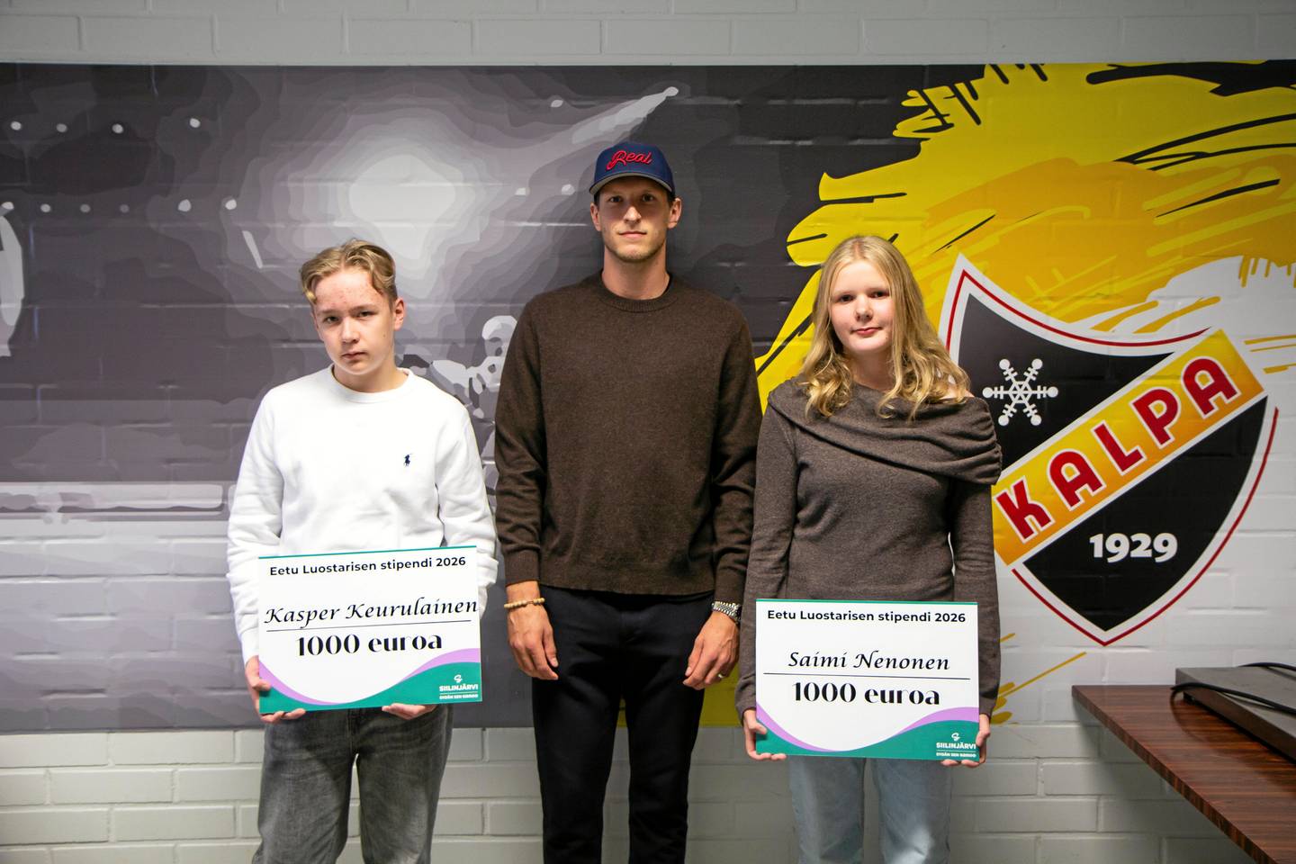 Siilinjärven nuoret jääkiekkoilijat saivat apurahat Stanley Cup -mestarin myöntämänä. Siilinjärven nuoret jääkiekkoilijat saivat apurahat Stanley Cup -mestarin myöntämänä. 1