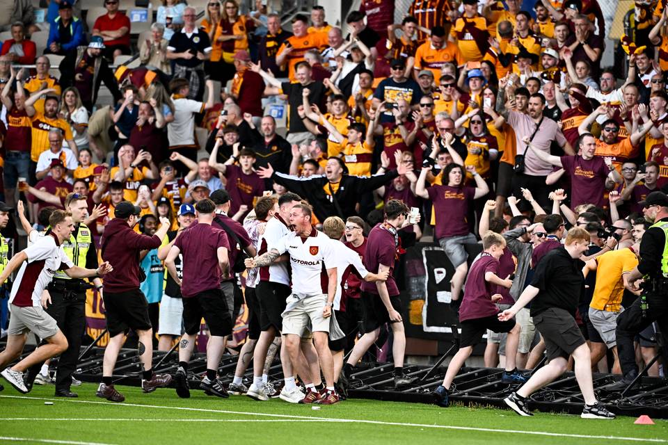 Skotlantilaisjoukkueen fanit tunkeutuivat kentälle Helsingissä – seurauksena suuri sakko 1