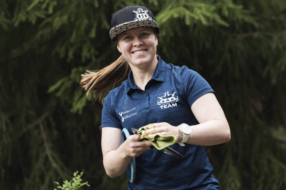 Suomalaisilta erinomainen avaus frisbeegolfin MM-kilpailuissa – Heidi Laine johtaa kilpailua. Suomalaisilta erinomainen avaus frisbeegolfin MM-kilpailuissa – Heidi Laine johtaa kilpailua. 1