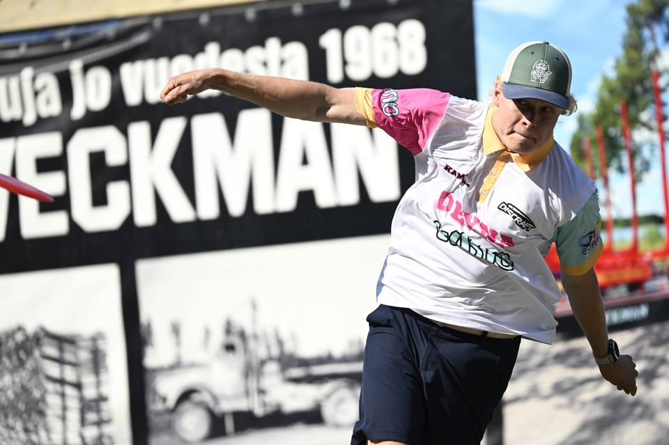 Suomalaispelaajat lähellä kärkeä MM-frisbeegolfin ensimmäisen kierroksen jälkeen Suomalaispelaajat lähellä kärkeä MM-frisbeegolfin ensimmäisen kierroksen jälkeen 1