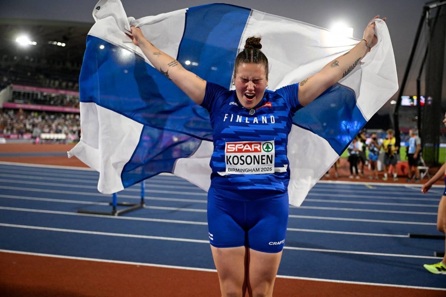 Suomi voitti kultaa! Silja Kosonen hallitsi moukarifinaalia, tyttöystävä oli heti onnittelemassa. Suomi voitti kultaa! Silja Kosonen hallitsi moukarifinaalia, tyttöystävä oli heti onnittelemassa. 1