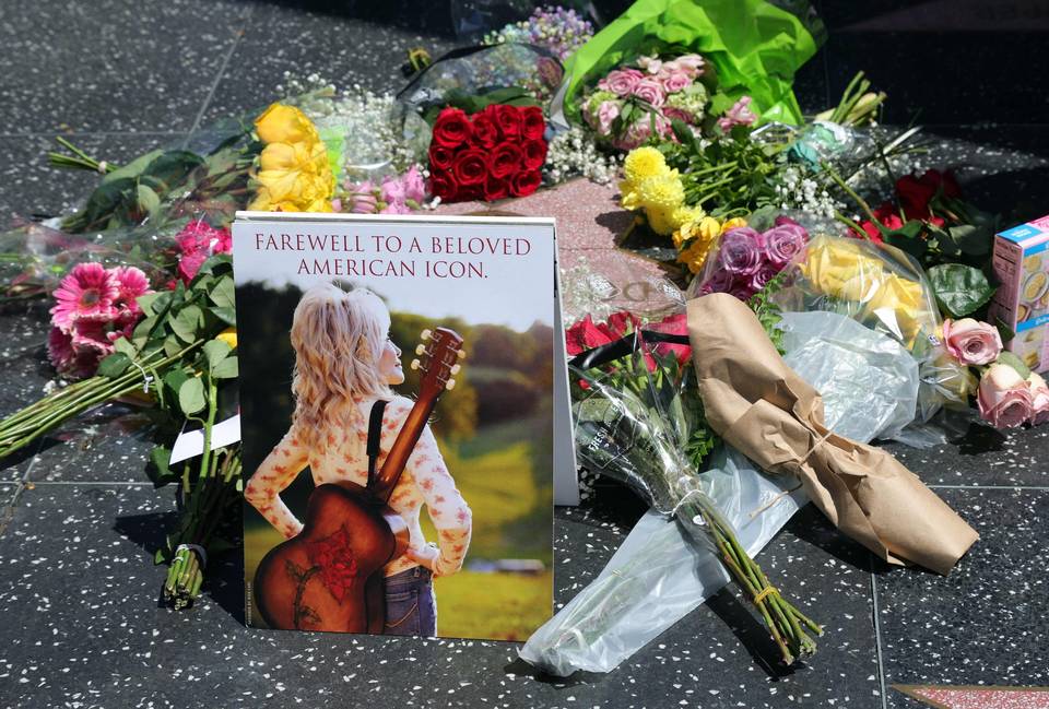 Syöpään menehtynyt kantritähti Dolly Parton toivoi vaatimattomia hautajaisia. Syöpään menehtynyt kantritähti Dolly Parton toivoi vaatimattomia hautajaisia. 1