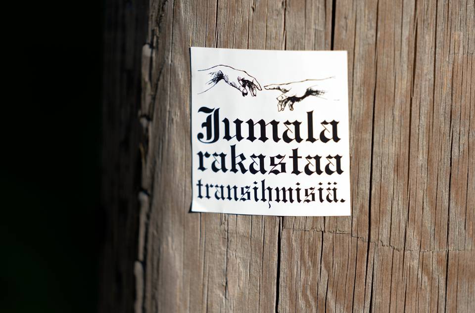 Tarra-aktivisti kiinnitti "Itsetyydytys ei ole syntiä" -tarran salaa Suviseurojen aikana alakouluikäisen tytön selkään. Tarra-aktivisti kiinnitti "Itsetyydytys ei ole syntiä" -tarran salaa Suviseurojen aikana alakouluikäisen tytön selkään. 1