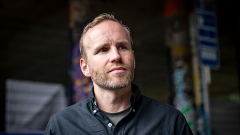 Yli 30 kansanedustajaa toivottaa paranemisia traktorionnettomuuteen joutuneelle Mika Poutalalle 1