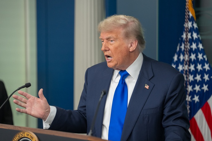 Trump allekirjoitti kaksi määräystä, jotka rajoittavat syntymäoikeuteen perustuvaa kansalaisuutta korkeimman oikeuden tappion jälkeen. 1