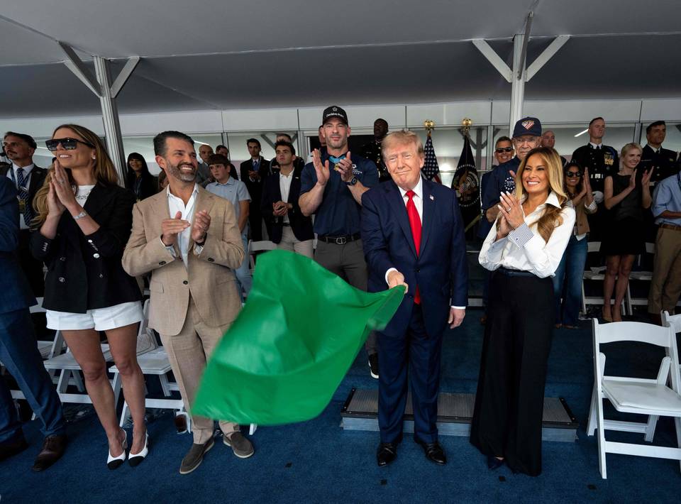 Trump tarvitsi tukea lipun kanssa – katso video Trump tarvitsi tukea lipun kanssa – katso video 1