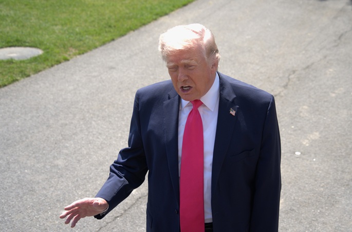 Trump uhkaa pommittaa Omania Iranin kanssa tehdyn sopimuksen vuoksi Hormuzin alueen hallinnasta. 1