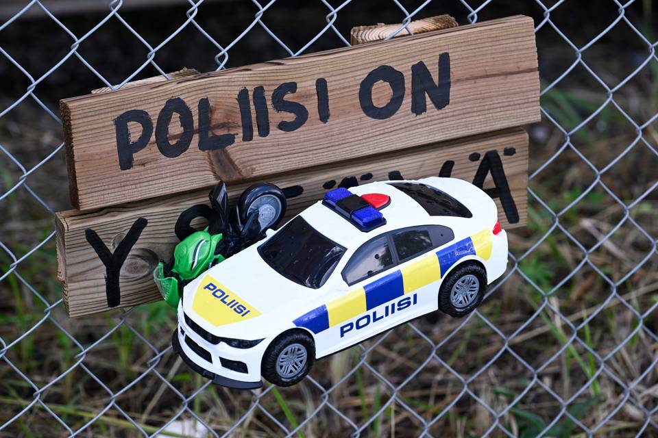 Tuusulassa ojaan ajaneesta mopoilijasta kiilanneen poliisin kuuleminen on edelleen kesken. Tuusulassa ojaan ajaneesta mopoilijasta kiilanneen poliisin kuuleminen on edelleen kesken. 1