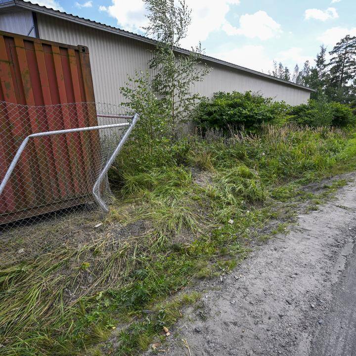 Tuusulassa poliisiauton tieltä syrjäytyneeltä mopokuljettajalta murtui luita. Tuusulassa poliisiauton tieltä syrjäytyneeltä mopokuljettajalta murtui luita. 2