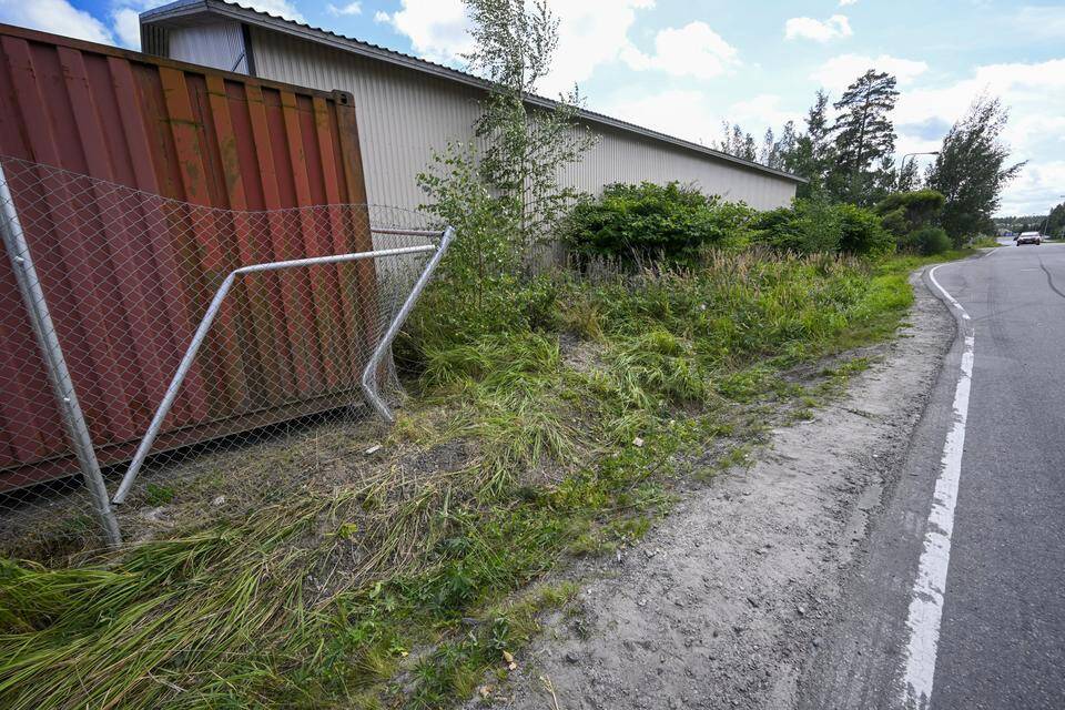 Tuusulassa poliisiauton väliin jääneeltä mopokuljettajalta murtui luita. Tuusulassa poliisiauton väliin jääneeltä mopokuljettajalta murtui luita. 1