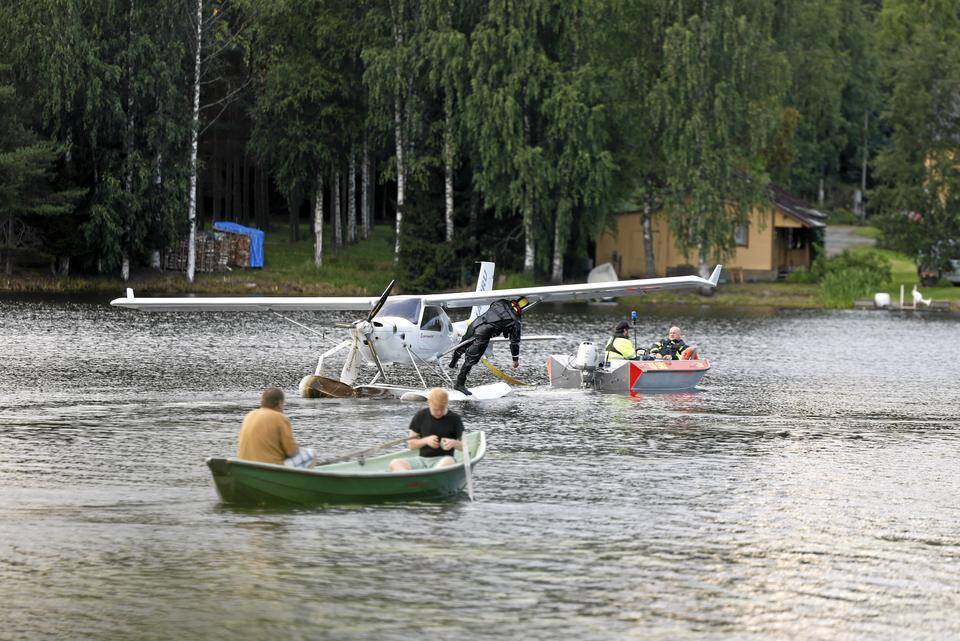 Ultrakevyt vesitaso kaatui laskeutuessaan Iso-Lampsi-järveen Jyväskylässä – lentäjä ja poika selvisivät ilman vammoja Ultrakevyt vesitaso kaatui laskeutuessaan Iso-Lampsi-järveen Jyväskylässä – lentäjä ja poika selvisivät ilman vammoja 2