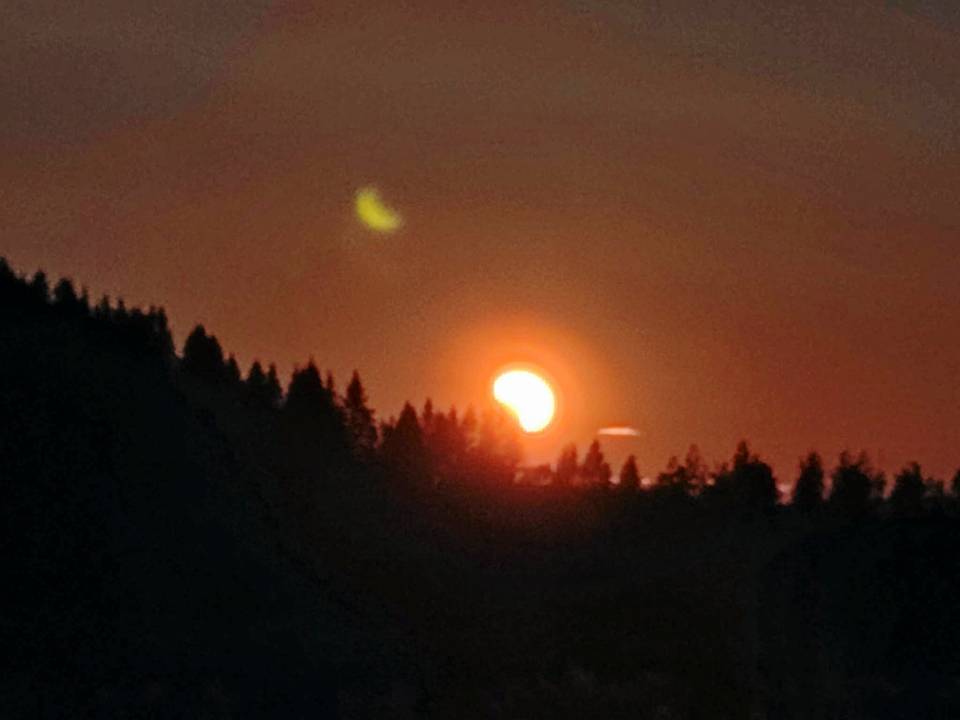 Upeita kuvia auringonpimennyksestä – katso hetket tallennettuna Upeita kuvia auringonpimennyksestä – katso hetket tallennettuna 12