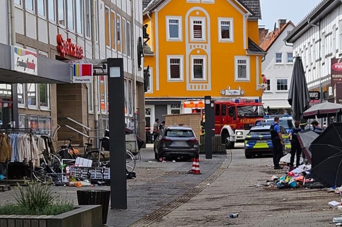 Useita loukkaantui, kun auto ajoi läpi saksalaisen jalankulkijavyöhykkeen. 1