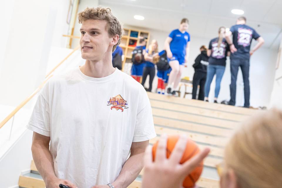 Utah Jazzin päävalmentaja jakoi arvoituksellisen kuvan Helsingistä – "Haemme Lauri Markkasta" Utah Jazzin päävalmentaja jakoi arvoituksellisen kuvan Helsingistä – "Haemme Lauri Markkasta" 1