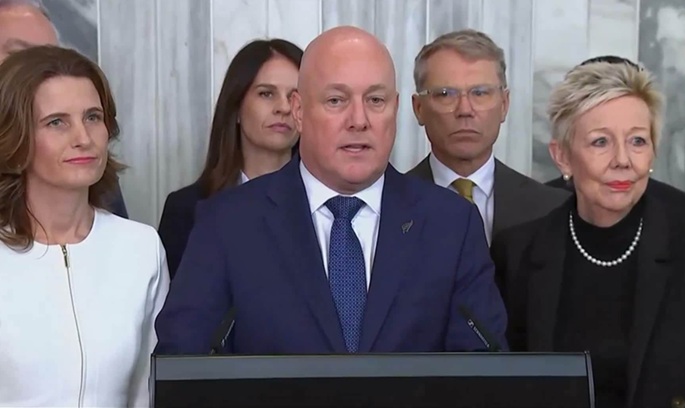 Uuden-Seelannin vaalitaisto tiivistyy, kun pääministeri selviytyy johtajuushaasteesta. 1