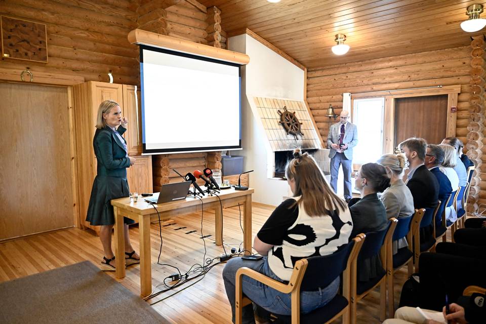 Valtiovarainministeri Purran budjettiehdotus 12,9 miljardin alijäämäinen – valtionvelan korkokustannukset kasvavat 4,3 miljardiin. Valtiovarainministeri Purran budjettiehdotus 12,9 miljardin alijäämäinen – valtionvelan korkokustannukset kasvavat 4,3 miljardiin. 1