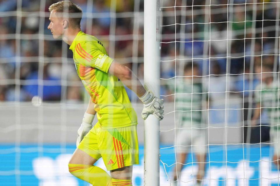 Viljami Sinisalon Celtic menetti neljän maalin johdon Mestarien liigan karsinnoissa. Viljami Sinisalon Celtic menetti neljän maalin johdon Mestarien liigan karsinnoissa. 1