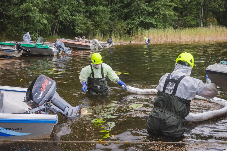 WWF pysäytti öljyvuodon puhdistustyöt Rantasalmella. 1