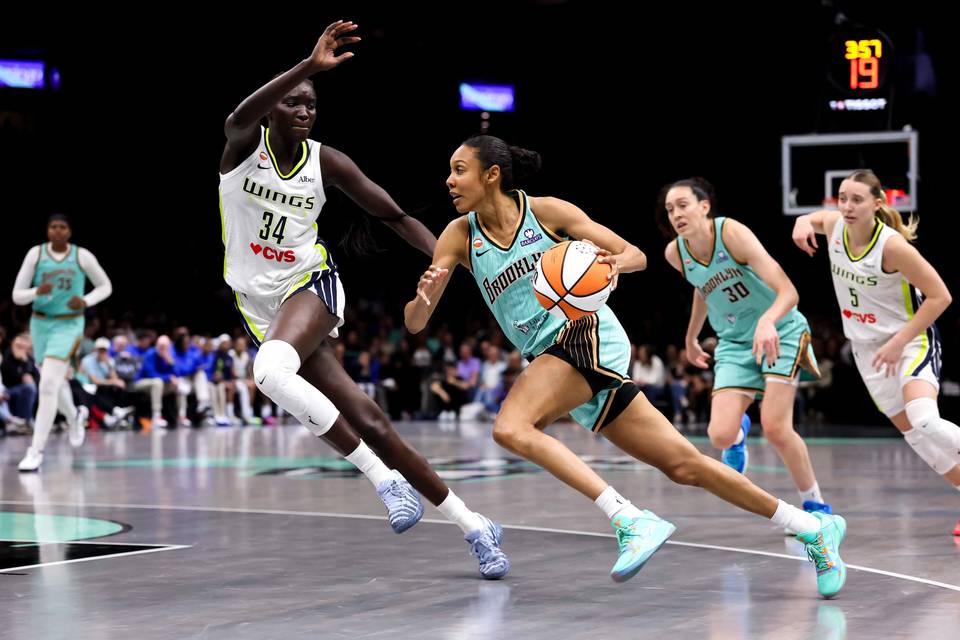 Yksityislentokone ei poista uupumusta – Awak Kuier avaa WNBA:n huomaamatonta arkea. Yksityislentokone ei poista uupumusta – Awak Kuier avaa WNBA:n huomaamatonta arkea. 2